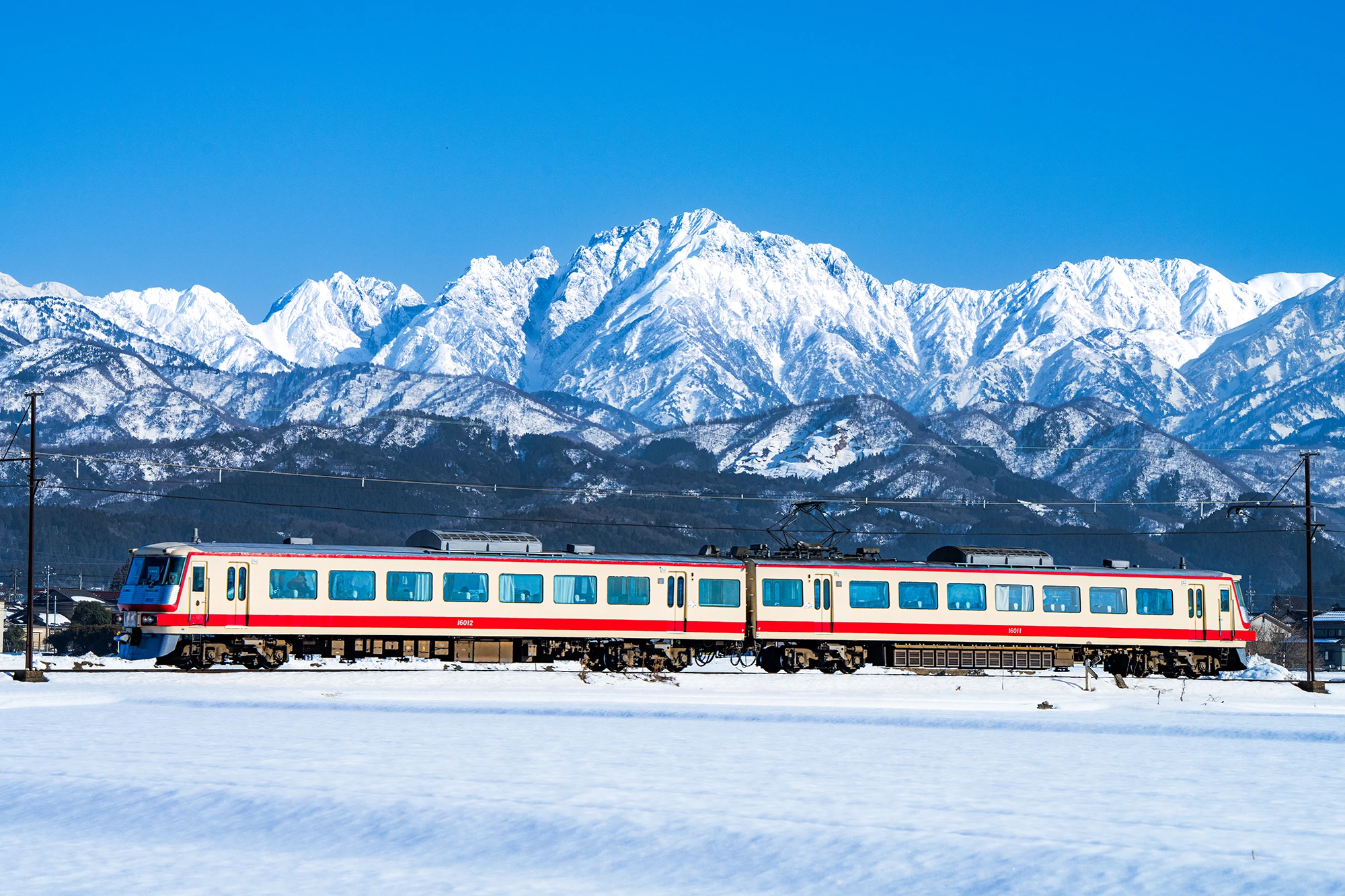 立山と列車